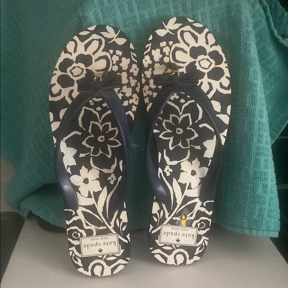 Kate Spade Black and White Floral Sandals new new worn fits more like 10 or 11